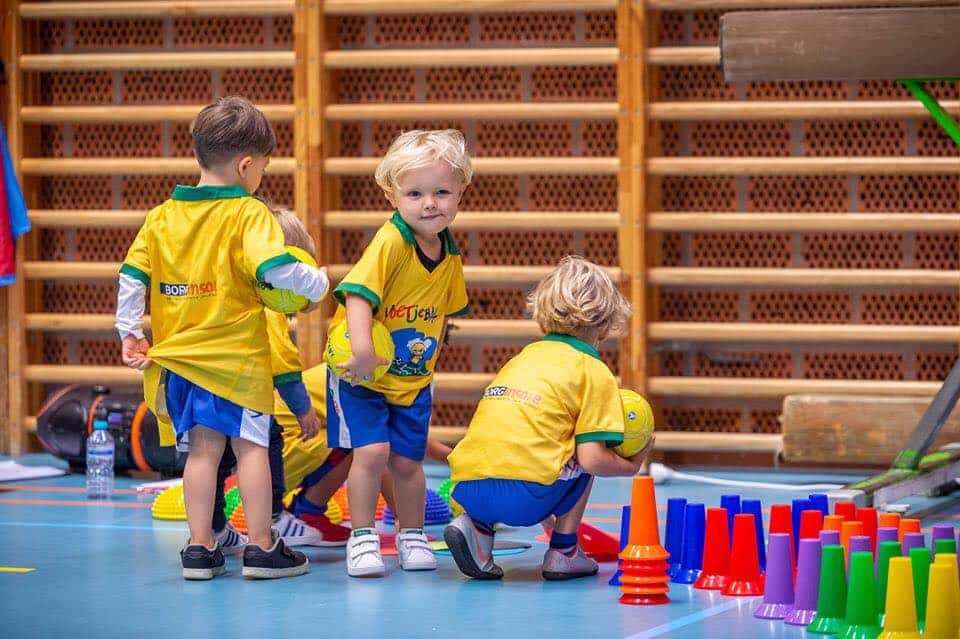 Maak kennis met Voetjebal, een erkend breed motorisch speel- en leerconcept voor kinderen van 2 tot 5 jaar